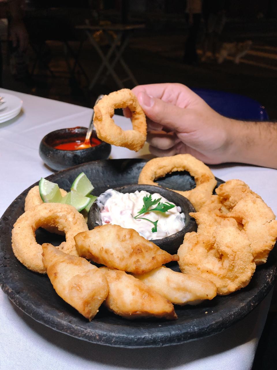 RESTAURANTE CAMBURI ARRASA NO MENU COM PEIXE NA BRASA E FRUTOS DO MAR