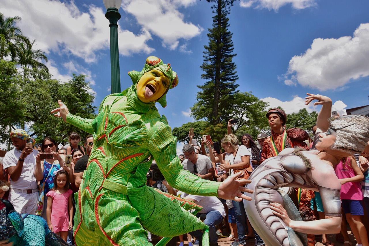 ATORES DO CIRQUE DU SOLEIL INVADEM A PRAÇA DA LIBERDADE NA MANHÃ DESTA QUARTA-FEIRA, 13 DE MARÇO