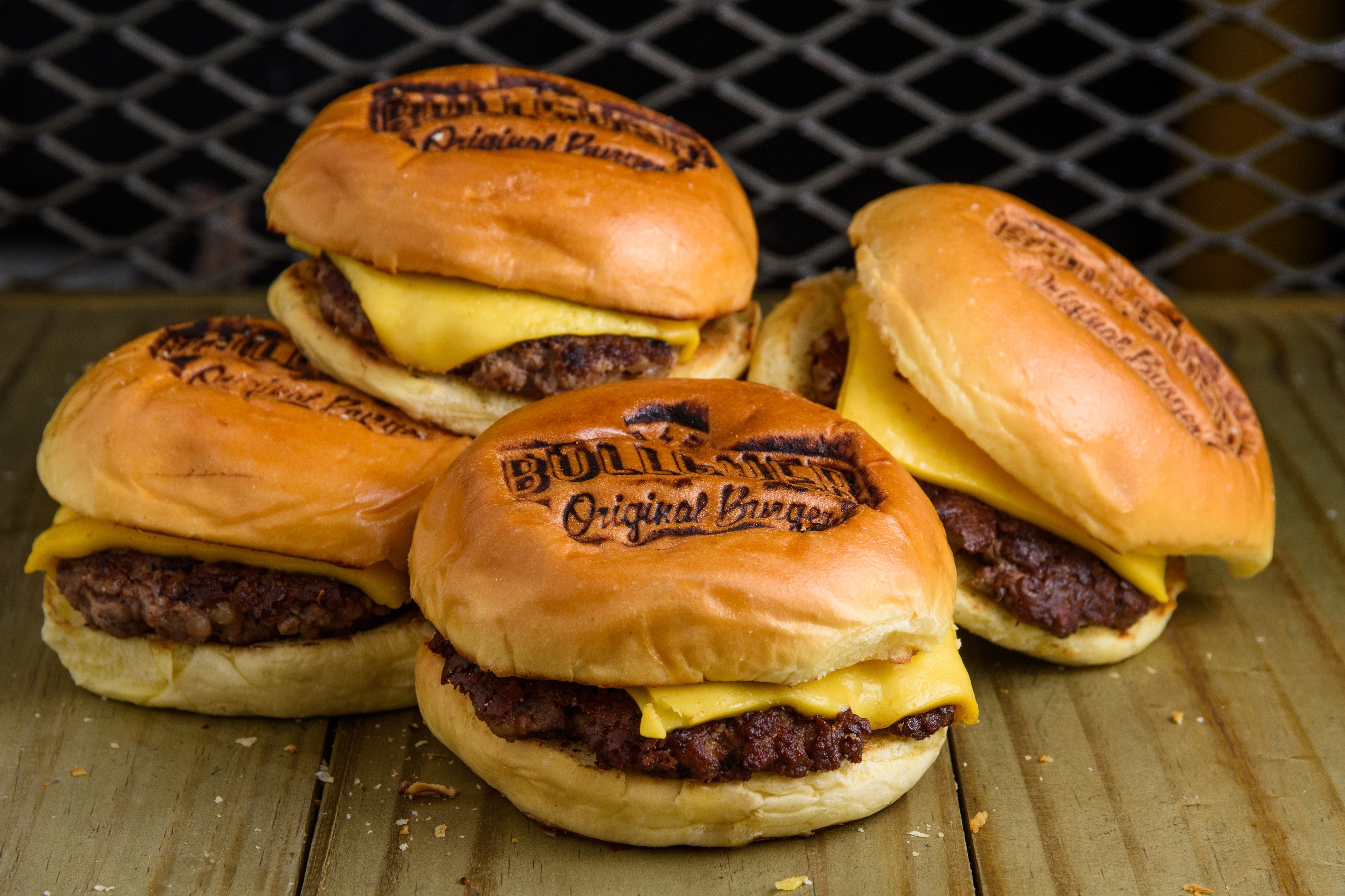 BULLGUER COMEMORA O DIA MUNDIAL DO HAMBURGUER COM CHEESEBULLGUER DAY EM DOBRO